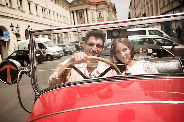 포토 JPG 주간 서양인 커플 여자 남자 유럽 데이트 자동차 미소 앉기 상반신 20대 성인 야외 두명 건물 앞모습 아웃포커스 운전 체코 프라하 국내포토 자연요소 외국인 건축물 나라 육상교통 뷰포인트 관계 모션 촬영기법 표정 사람 청년 파일형식