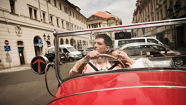 포토 JPG 주간 서양인 커플 여자 남자 유럽 데이트 자동차 미소 앉기 상반신 20대 성인 야외 두명 건물 앞모습 아웃포커스 기댐 운전 체코 프라하 국내포토 자연요소 외국인 건축물 나라 육상교통 뷰포인트 관계 모션 촬영기법 표정 사람 청년 파일형식