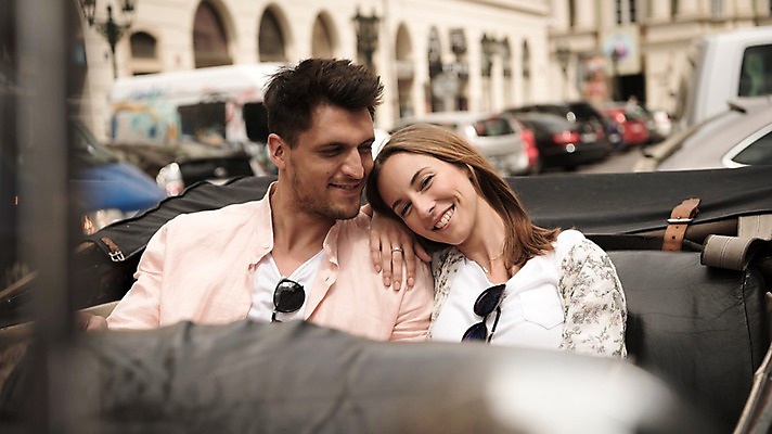 포토 JPG 주간 서양인 커플 응시 여자 남자 유럽 데이트 자동차 미소 앉기 상반신 20대 성인 야외 두명 건물 앞모습 아웃포커스 기댐 체코 프라하 국내포토 자연요소 외국인 건축물 시선 나라 육상교통 뷰포인트 관계 모션 촬영기법 표정 사람 청년 파일형식