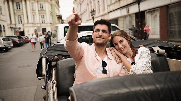 포토 JPG 주간 서양인 커플 응시 여자 남자 유럽 데이트 자동차 미소 앉기 상반신 20대 성인 야외 두명 건물 앞모습 아웃포커스 기댐 가리킴 체코 프라하 국내포토 자연요소 외국인 건축물 시선 나라 육상교통 뷰포인트 관계 모션 촬영기법 표정 사람 손짓 청년 파일형식