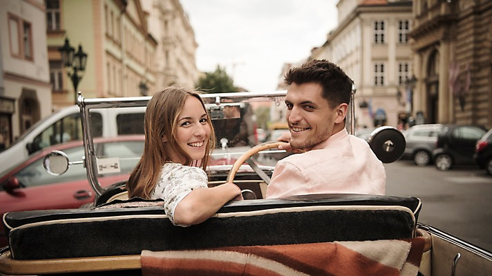 포토 JPG 주간 서양인 커플 여자 남자 유럽 데이트 자동차 미소 앉기 상반신 20대 성인 야외 두명 건물 뒷모습 아웃포커스 뒤돌아보기 체코 프라하 국내포토 자연요소 외국인 건축물 나라 육상교통 뷰포인트 관계 모션 촬영기법 표정 사람 청년 파일형식
