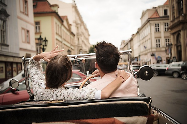 포토 JPG 주간 서양인 커플 여자 남자 유럽 데이트 자동차 앉기 상반신 20대 성인 야외 두명 건물 뒷모습 아웃포커스 체코 프라하 국내포토 자연요소 외국인 건축물 나라 육상교통 뷰포인트 관계 모션 촬영기법 사람 청년 파일형식
