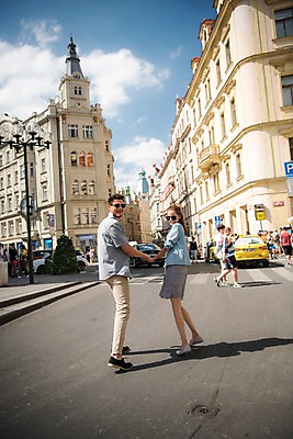 포토 JPG 주간 전신 서양인 커플 여자 남자 유럽 가로등 데이트 자동차 거리 서기 미소 여러명 20대 성인 야외 건물 옆모습 손잡기 체코 프라하 국내포토 자연요소 외국인 건축물 공공시설 나라 육상교통 뷰포인트 다수 관계 모션 표정 사람 청년 파일형식