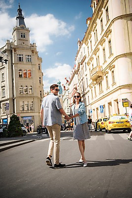 포토 JPG 주간 전신 서양인 커플 여자 남자 유럽 데이트 자동차 하늘 거리 서기 미소 20대 성인 야외 두명 건물 앞모습 뒷모습 걷기 손잡기 체코 프라하 국내포토 자연요소 외국인 건축물 나라 육상교통 뷰포인트 관계 모션 표정 사람 청년 파일형식