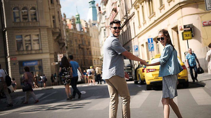 포토 JPG 주간 서양인 커플 여자 남자 유럽 데이트 자동차 거리 서기 미소 여러명 상반신 20대 성인 야외 건물 옆모습 걷기 손잡기 택시 체코 프라하 국내포토 자연요소 외국인 건축물 나라 육상교통 뷰포인트 다수 관계 모션 승용차 표정 사람 청년 파일형식