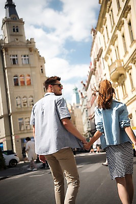 포토 JPG 주간 서양인 커플 응시 여자 남자 유럽 도로 데이트 하늘 거리 서기 미소 상반신 20대 성인 야외 두명 건물 뒷모습 아웃포커스 손잡기 체코 프라하 국내포토 자연요소 외국인 건축물 시선 나라 길 뷰포인트 관계 교통시설 모션 촬영기법 표정 사람 청년 파일형식