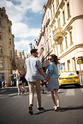포토 JPG 주간 전신 서양인 커플 여자 남자 유럽 데이트 자동차 하늘 거리 서기 미소 20대 성인 야외 두명 건물 뒷모습 아웃포커스 손잡기 택시 체코 프라하 국내포토 자연요소 외국인 건축물 나라 육상교통 뷰포인트 관계 모션 승용차 촬영기법 표정 사람 청년 파일형식