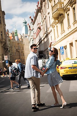 포토 JPG 주간 전신 서양인 커플 여자 남자 유럽 데이트 거리 서기 여러명 20대 성인 야외 건물 옆모습 아웃포커스 손잡기 택시 체코 프라하 국내포토 자연요소 외국인 건축물 나라 뷰포인트 다수 관계 모션 승용차 자동차 촬영기법 사람 청년 파일형식