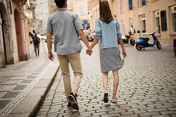 포토 JPG 주간 전신 서양인 커플 여자 남자 유럽 도로 길 데이트 거리 서기 여러명 20대 성인 야외 건물 뒷모습 손잡기 체코 프라하 국내포토 자연요소 외국인 건축물 나라 뷰포인트 다수 관계 교통시설 모션 사람 청년 파일형식