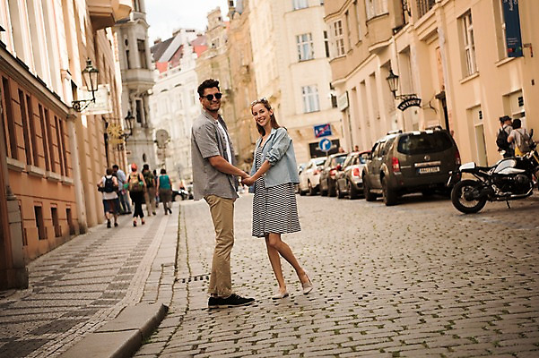 포토 JPG 주간 전신 서양인 커플 여자 남자 유럽 도로 길 데이트 자동차 거리 서기 미소 여러명 20대 성인 야외 옆모습 아웃포커스 오토바이 체코 프라하 국내포토 자연요소 외국인 나라 육상교통 뷰포인트 다수 관계 교통시설 모션 촬영기법 표정 사람 청년 바이크 파일형식