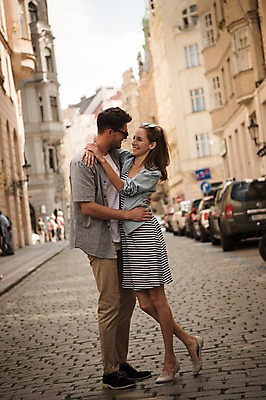 포토 JPG 주간 전신 서양인 커플 여자 남자 유럽 도로 데이트 안기 자동차 서기 미소 20대 성인 야외 두명 옆모습 아웃포커스 마주보기 체코 프라하 국내포토 자연요소 외국인 나라 길 육상교통 뷰포인트 관계 교통시설 모션 촬영기법 표정 사람 청년 파일형식
