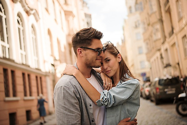 포토 JPG 주간 서양인 커플 응시 여자 남자 유럽 데이트 안기 자동차 서기 미소 상반신 20대 성인 야외 두명 옆모습 아웃포커스 체코 프라하 국내포토 자연요소 외국인 시선 나라 육상교통 뷰포인트 관계 모션 촬영기법 표정 사람 청년 파일형식