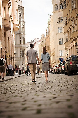 포토 JPG 주간 전신 서양인 커플 여자 남자 유럽 도로 데이트 자동차 하늘 거리 서기 여러명 20대 성인 야외 건물 뒷모습 아웃포커스 손잡기 체코 프라하 국내포토 자연요소 외국인 건축물 나라 길 육상교통 뷰포인트 다수 관계 교통시설 모션 촬영기법 사람 청년 파일형식