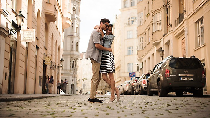 포토 JPG 주간 전신 서양인 커플 여자 남자 유럽 도로 길 데이트 안기 자동차 서기 미소 20대 성인 야외 두명 옆모습 아웃포커스 체코 프라하 국내포토 자연요소 외국인 나라 육상교통 뷰포인트 관계 교통시설 모션 촬영기법 표정 사람 청년 파일형식