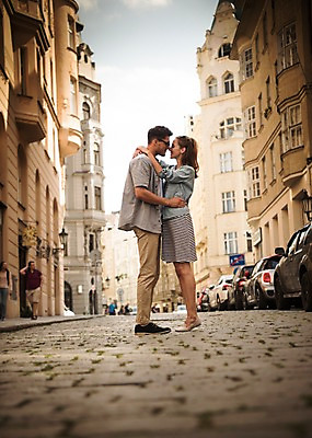 포토 JPG 주간 전신 서양인 커플 여자 남자 유럽 도로 길 데이트 안기 자동차 서기 미소 20대 성인 야외 두명 옆모습 아웃포커스 마주보기 체코 프라하 국내포토 자연요소 외국인 나라 육상교통 뷰포인트 관계 교통시설 모션 촬영기법 표정 사람 청년 파일형식