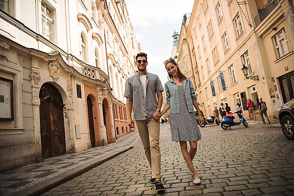 포토 JPG 주간 전신 서양인 커플 여자 남자 유럽 도로 길 데이트 자동차 거리 서기 미소 20대 성인 야외 두명 건물 앞모습 아웃포커스 손잡기 체코 프라하 국내포토 자연요소 외국인 건축물 나라 육상교통 뷰포인트 관계 교통시설 모션 촬영기법 표정 사람 청년 파일형식