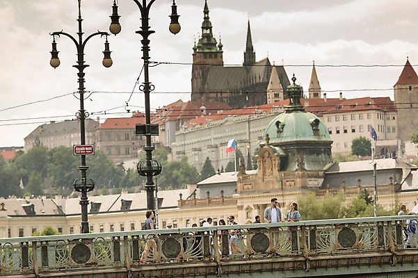 포토 JPG 주간 서양인 커플 여자 남자 유럽 가로등 데이트 거리 서기 여러명 상반신 20대 성인 야외 건물 앞모습 체코 프라하 가교 국내포토 자연요소 외국인 건축물 공공시설 나라 뷰포인트 다수 관계 모션 사람 청년 파일형식