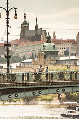 포토 JPG 주간 서양인 커플 여자 남자 유럽 가로등 데이트 거리 서기 상반신 20대 성인 야외 두명 건물 옆모습 강 체코 프라하 국내포토 자연요소 외국인 건축물 공공시설 나라 뷰포인트 관계 모션 사람 청년 파일형식