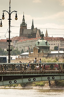 포토 JPG 주간 서양인 커플 여자 남자 유럽 가로등 데이트 서기 상반신 20대 성인 야외 두명 건물 옆모습 강 다리 체코 프라하 가교 국내포토 자연요소 외국인 건축물 공공시설 나라 뷰포인트 관계 모션 사람 청년 파일형식