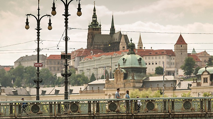 포토 JPG 주간 서양인 커플 여자 남자 유럽 가로등 데이트 하늘 서기 상반신 20대 성인 야외 두명 건물 옆모습 다리 체코 프라하 가교 국내포토 자연요소 외국인 건축물 공공시설 나라 뷰포인트 관계 모션 사람 청년 파일형식