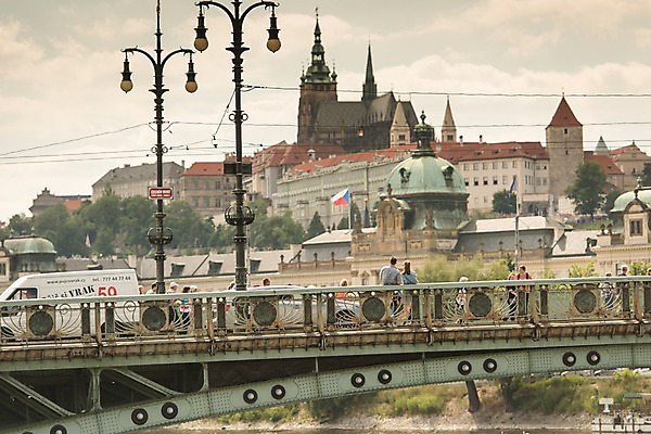 포토 JPG 주간 서양인 커플 여자 남자 유럽 가로등 데이트 하늘 서기 여러명 상반신 20대 성인 야외 건물 뒷모습 다리 체코 프라하 가교 국내포토 자연요소 외국인 건축물 공공시설 나라 뷰포인트 다수 관계 모션 사람 청년 파일형식