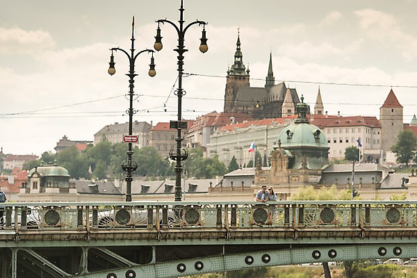 포토 JPG 주간 서양인 커플 여자 남자 유럽 가로등 데이트 하늘 서기 상반신 20대 성인 야외 두명 건물 앞모습 다리 체코 프라하 가교 국내포토 자연요소 외국인 건축물 공공시설 나라 뷰포인트 관계 모션 사람 청년 파일형식