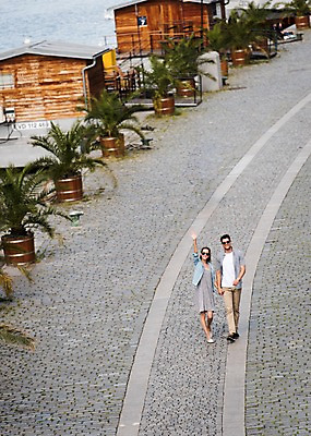 포토 JPG 주간 전신 서양인 나무 커플 여자 남자 유럽 도로 길 데이트 거리 주택 서기 미소 20대 성인 야외 두명 앞모습 강 걷기 손잡기 인사 체코 프라하 국내포토 자연요소 외국인 식물 나라 뷰포인트 관계 교통시설 모션 표정 사람 청년 건물 예절 파일형식