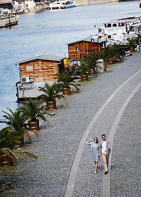 포토 JPG 주간 전신 서양인 나무 커플 여자 남자 유럽 도로 길 데이트 거리 주택 서기 미소 20대 성인 야외 두명 앞모습 강 걷기 손잡기 인사 체코 프라하 국내포토 자연요소 외국인 식물 나라 뷰포인트 관계 교통시설 모션 표정 사람 청년 건물 예절 파일형식