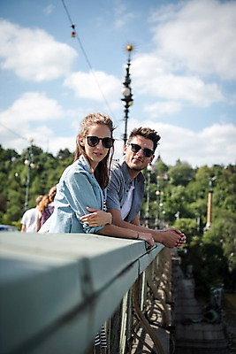 포토 JPG 주간 서양인 커플 여자 남자 유럽 가로등 데이트 하늘 서기 미소 상반신 20대 성인 야외 두명 옆모습 아웃포커스 기댐 다리 체코 프라하 가교 국내포토 자연요소 외국인 건축물 공공시설 나라 뷰포인트 관계 모션 촬영기법 표정 사람 청년 파일형식