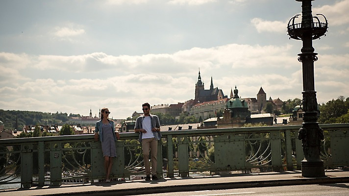 포토 JPG 주간 전신 서양인 커플 여자 남자 유럽 가로등 데이트 하늘 서기 미소 20대 성인 야외 두명 건물 앞모습 기댐 체코 프라하 국내포토 자연요소 외국인 건축물 공공시설 나라 뷰포인트 관계 모션 표정 사람 청년 파일형식