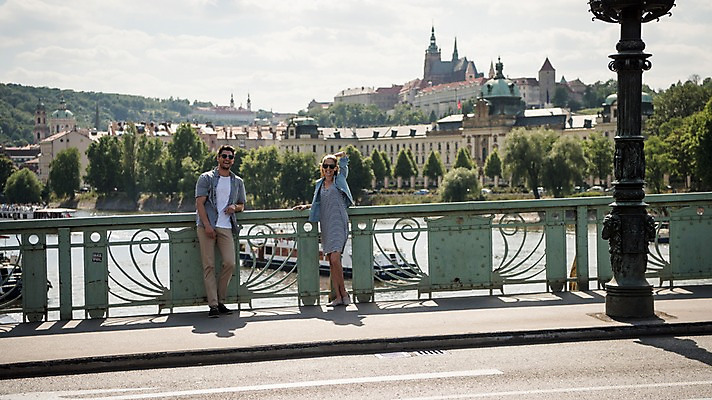 포토 JPG 주간 전신 서양인 나무 커플 여자 남자 유럽 가로등 데이트 거리 서기 20대 성인 야외 두명 건물 앞모습 기댐 다리 체코 프라하 가교 국내포토 자연요소 외국인 식물 건축물 공공시설 나라 뷰포인트 관계 모션 사람 청년 파일형식