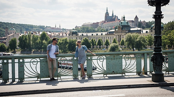 포토 JPG 주간 전신 서양인 커플 여자 남자 유럽 데이트 거리 서기 미소 20대 성인 야외 두명 앞모습 강 기댐 체코 프라하 가교 국내포토 자연요소 외국인 건축물 나라 뷰포인트 관계 모션 표정 사람 청년 파일형식