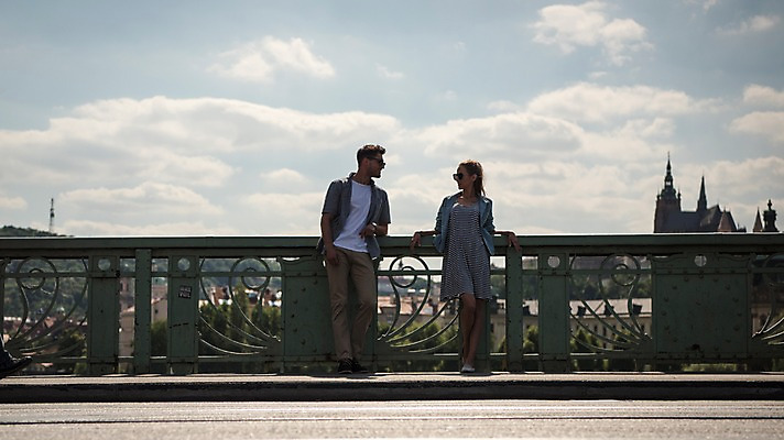 포토 JPG 주간 전신 서양인 커플 여자 남자 유럽 데이트 하늘 거리 서기 미소 20대 성인 야외 두명 앞모습 기댐 다리 체코 프라하 가교 국내포토 자연요소 외국인 건축물 나라 뷰포인트 관계 모션 표정 사람 청년 파일형식