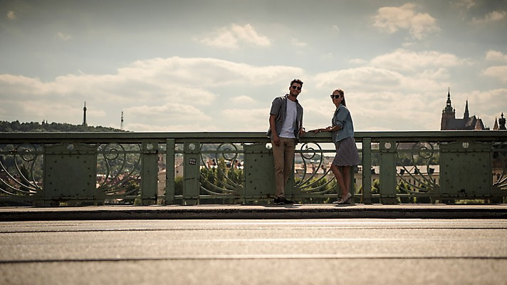 포토 JPG 주간 전신 서양인 커플 여자 남자 유럽 데이트 하늘 거리 서기 20대 성인 야외 두명 건물 앞모습 옆모습 기댐 체코 프라하 가교 국내포토 자연요소 외국인 건축물 나라 뷰포인트 관계 모션 사람 청년 파일형식