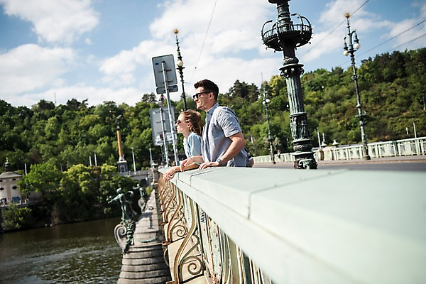 포토 JPG 주간 서양인 나무 커플 여자 남자 유럽 가로등 데이트 하늘 서기 미소 상반신 20대 성인 야외 두명 옆모습 아웃포커스 강 기댐 체코 프라하 가교 국내포토 자연요소 외국인 식물 건축물 공공시설 나라 뷰포인트 관계 모션 촬영기법 표정 사람 청년 파일형식