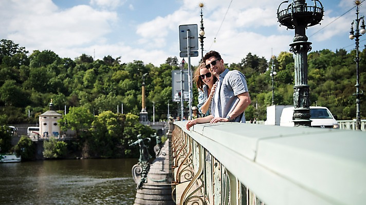 포토 JPG 주간 서양인 나무 커플 여자 남자 유럽 가로등 데이트 서기 미소 상반신 20대 성인 야외 두명 옆모습 아웃포커스 강 기댐 체코 프라하 가교 국내포토 자연요소 외국인 식물 건축물 공공시설 나라 뷰포인트 관계 모션 촬영기법 표정 사람 청년 파일형식