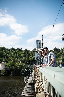 포토 JPG 주간 서양인 나무 커플 여자 남자 유럽 가로등 데이트 서기 미소 상반신 20대 성인 야외 두명 옆모습 아웃포커스 강 체코 프라하 가교 국내포토 자연요소 외국인 식물 건축물 공공시설 나라 뷰포인트 관계 모션 촬영기법 표정 사람 청년 파일형식