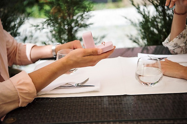 포토 JPG 주간 서양인 나무 커플 여자 남자 유럽 프로포즈 데이트 들기 앉기 상반신 20대 성인 야외 두명 옆모습 아웃포커스 신체부위 물 식당 반지 체코 프라하 팔 국내포토 자연요소 외국인 식물 나라 뷰포인트 장신구 관계 모션 촬영기법 사람 청년 상점 파일형식