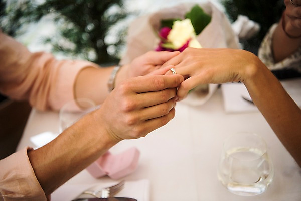 포토 JPG 주간 서양인 커플 여자 남자 유럽 꽃다발 프로포즈 데이트 앉기 상반신 20대 성인 야외 두명 옆모습 아웃포커스 신체부위 식당 반지 체코 프라하 팔 국내포토 자연요소 외국인 꽃 나라 뷰포인트 장신구 관계 모션 촬영기법 사람 청년 상점 파일형식