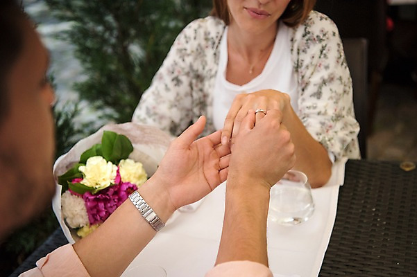 포토 JPG 주간 서양인 커플 여자 남자 유럽 꽃다발 프로포즈 데이트 앉기 상반신 20대 성인 야외 두명 앞모습 옆모습 아웃포커스 식당 손잡기 반지 물컵 체코 프라하 국내포토 자연요소 외국인 꽃 나라 뷰포인트 장신구 관계 모션 촬영기법 사람 청년 컵 상점 파일형식