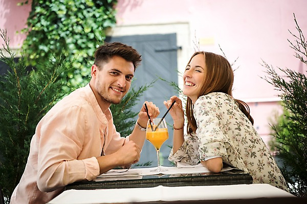 포토 JPG 주간 서양인 나무 커플 여자 남자 유럽 데이트 미소 앉기 상반신 20대 성인 야외 두명 옆모습 아웃포커스 식당 주스 체코 프라하 국내포토 자연요소 외국인 식물 나라 음료 뷰포인트 관계 모션 촬영기법 표정 사람 청년 상점 파일형식