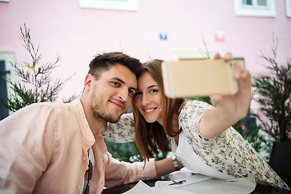 포토 JPG 주간 서양인 나무 커플 여자 남자 유럽 데이트 미소 들기 앉기 상반신 20대 성인 야외 두명 옆모습 아웃포커스 스마트폰 문 식당 셀프카메라 체코 프라하 국내포토 자연요소 외국인 식물 나라 뷰포인트 관계 모션 촬영기법 표정 사람 청년 핸드폰 스마트기기 상점 사진촬영 파일형식