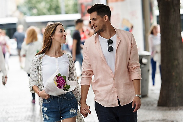 포토 JPG 주간 서양인 나무 커플 응시 여자 남자 유럽 데이트 거리 서기 미소 여러명 상반신 20대 성인 야외 앞모습 아웃포커스 손잡기 체코 프라하 국내포토 자연요소 외국인 식물 시선 나라 뷰포인트 다수 관계 모션 촬영기법 표정 사람 청년 파일형식