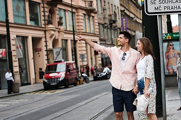 포토 JPG 주간 서양인 커플 응시 여자 남자 유럽 데이트 거리 서기 미소 상반신 20대 성인 야외 두명 건물 앞모습 옆모습 아웃포커스 손잡기 가리킴 체코 프라하 국내포토 자연요소 외국인 건축물 시선 나라 뷰포인트 관계 모션 촬영기법 표정 사람 손짓 청년 파일형식