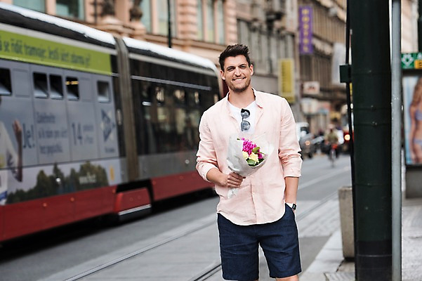 포토 JPG 주간 서양인 남자 유럽 꽃다발 버스 한명 서기 미소 들기 상반신 20대 성인 야외 앞모습 아웃포커스 체코 프라하 성인남자한명만 국내포토 자연요소 외국인 1 꽃 나라 육상교통 뷰포인트 모션 대중교통 촬영기법 표정 사람 청년 남자한명만 성인남자만 파일형식