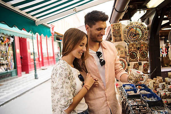 포토 JPG 주간 서양인 커플 응시 여자 남자 유럽 데이트 서기 미소 상반신 20대 성인 야외 두명 앞모습 옆모습 아웃포커스 상점 구경 체코 프라하 국내포토 자연요소 외국인 시선 나라 뷰포인트 관계 모션 촬영기법 표정 사람 청년 파일형식