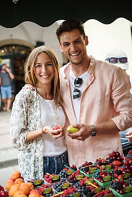 포토 JPG 주간 서양인 커플 여자 남자 유럽 데이트 과일 서기 미소 들기 상반신 20대 성인 야외 두명 앞모습 아웃포커스 상점 체코 프라하 어깨에손 국내포토 자연요소 외국인 나라 뷰포인트 관계 모션 촬영기법 표정 사람 청년 파일형식