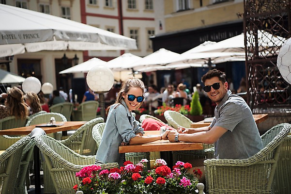 포토 JPG 주간 서양인 커플 여자 남자 꽃 유럽 의자 데이트 휴식 미소 앉기 여러명 상반신 20대 성인 야외 옆모습 아웃포커스 손잡기 카페 천막 체코 프라하 국내포토 자연요소 외국인 식물 나라 뷰포인트 가구 다수 컨셉 관계 모션 촬영기법 표정 사람 청년 상점 파일형식