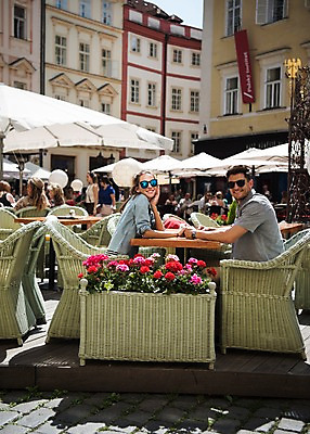 포토 JPG 주간 서양인 커플 여자 남자 꽃 유럽 의자 데이트 휴식 미소 앉기 여러명 상반신 20대 성인 야외 옆모습 아웃포커스 손잡기 카페 천막 체코 프라하 국내포토 자연요소 외국인 식물 나라 뷰포인트 가구 다수 컨셉 관계 모션 촬영기법 표정 사람 청년 상점 파일형식