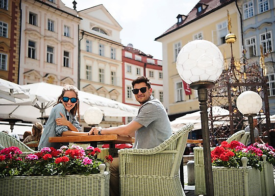 포토 JPG 주간 서양인 커플 여자 남자 꽃 유럽 가로등 의자 데이트 휴식 미소 앉기 상반신 20대 성인 야외 두명 옆모습 아웃포커스 손잡기 카페 체코 프라하 국내포토 자연요소 외국인 식물 공공시설 나라 뷰포인트 가구 컨셉 관계 모션 촬영기법 표정 사람 청년 상점 파일형식